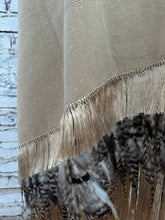 Cargar imagen en el visor de la galería, Rebozo beige plumas