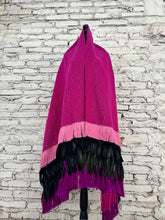 Cargar imagen en el visor de la galería, Rebozo rosa mexicano plumas