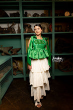 Cargar imagen en el visor de la galería, Blusa magnolia verde
