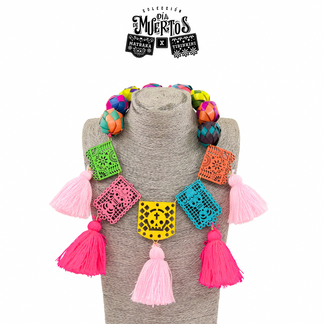 Collar papel picado rosa