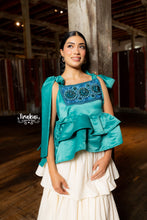 Cargar imagen en el visor de la galería, Blusa magnolia esmeralda
