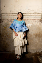Cargar imagen en el visor de la galería, Blusa tsïtsïki azul cielo
