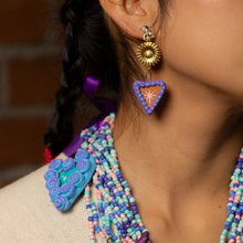 Cargar imagen en el visor de la galería, Aretes "amor en barro"
