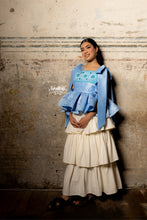 Cargar imagen en el visor de la galería, Blusa magnolia azul cielo
