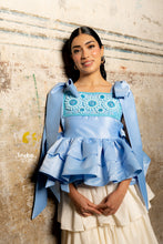 Cargar imagen en el visor de la galería, Blusa magnolia azul cielo
