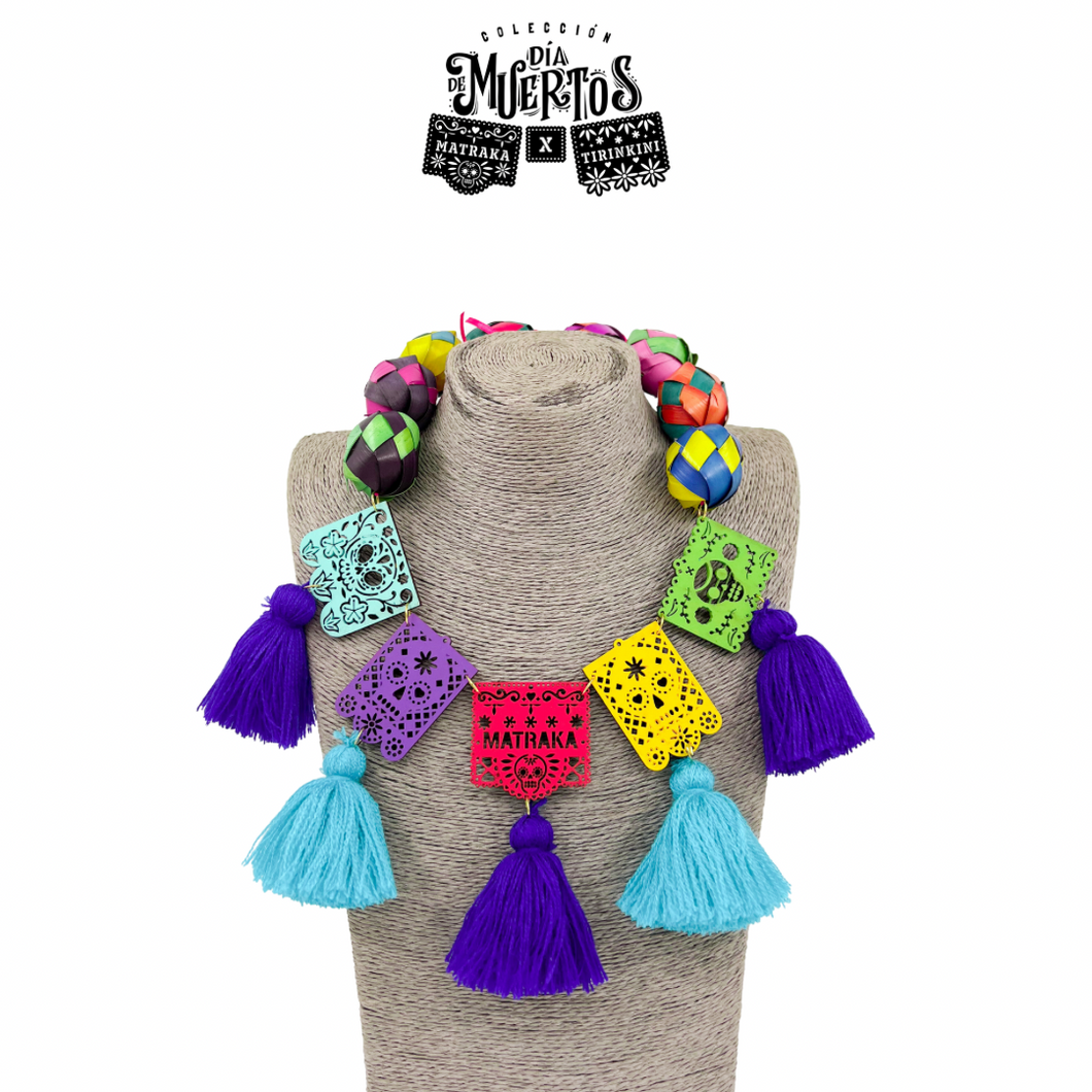 Collar papel picado azul