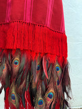 Cargar imagen en el visor de la galería, Rebozo ceremonial rojo con plumas de pavo real
