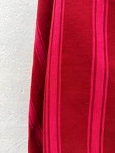 Cargar imagen en el visor de la galería, Rebozo ceremonial rojo con plumas de pavo real
