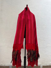 Cargar imagen en el visor de la galería, Rebozo ceremonial rojo con plumas de pavo real
