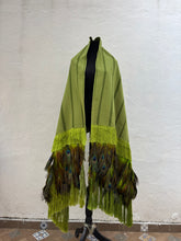 Cargar imagen en el visor de la galería, Rebozo ceremonial verde con pluma de pavo real
