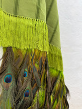 Cargar imagen en el visor de la galería, Rebozo ceremonial verde con pluma de pavo real
