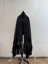 Cargar imagen en el visor de la galería, Rebozo negro ceremonial
