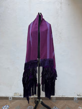 Cargar imagen en el visor de la galería, Rebozo morado plumas
