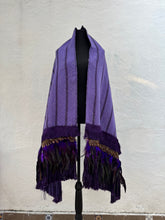 Cargar imagen en el visor de la galería, Rebozo morado lentejuela con plumas
