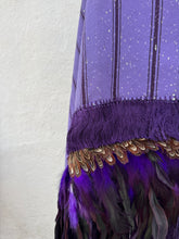 Cargar imagen en el visor de la galería, Rebozo morado lentejuela con plumas
