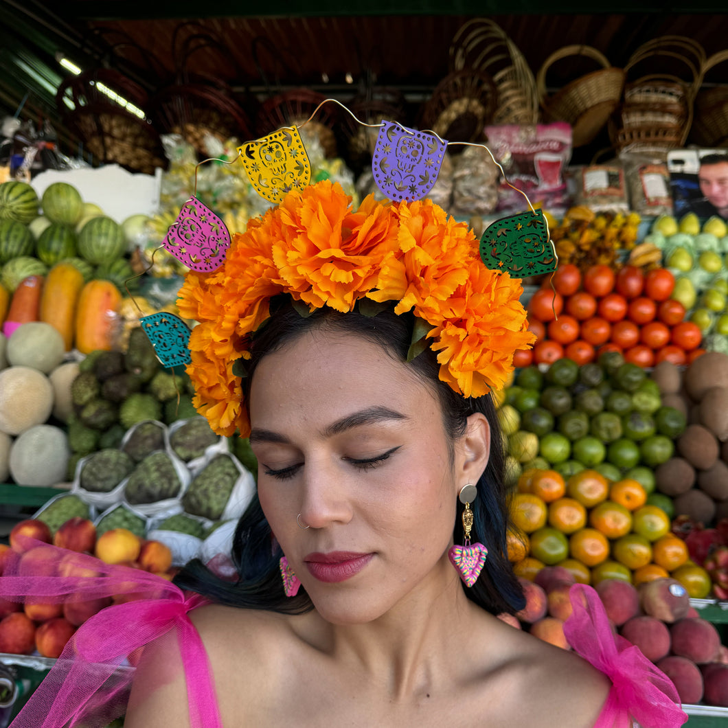 Diadema papel picado curveado y cempasúchil