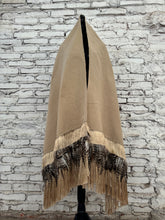 Cargar imagen en el visor de la galería, Rebozo beige plumas
