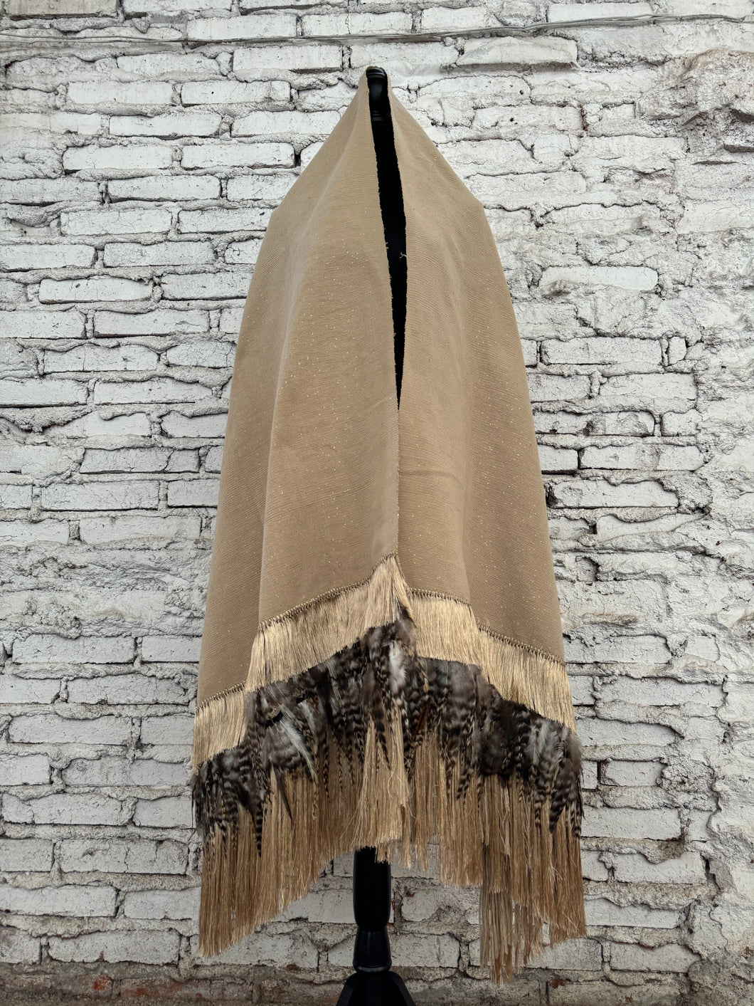 Rebozo beige plumas