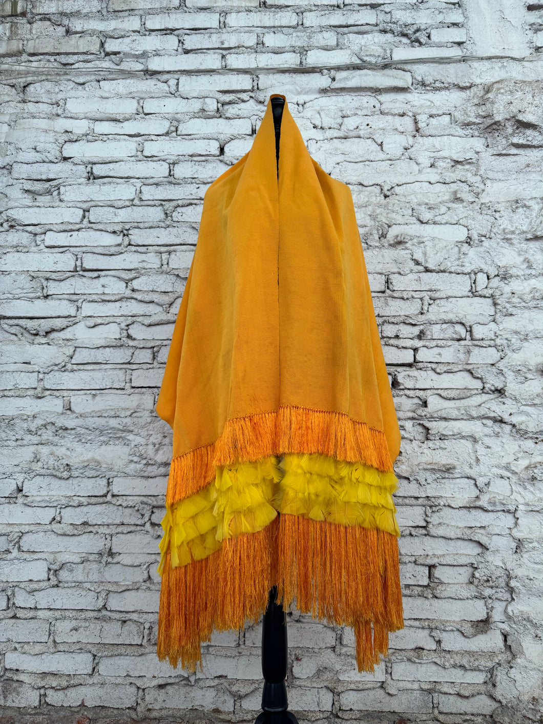 Rebozo amarillo plumas