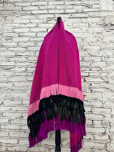 Cargar imagen en el visor de la galería, Rebozo rosa mexicano plumas
