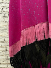 Cargar imagen en el visor de la galería, Rebozo rosa mexicano plumas
